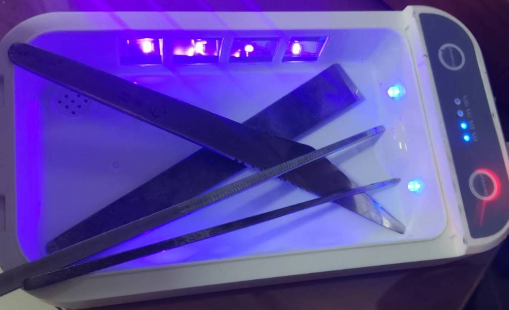 修趾甲與修腳皮工具利用紫外線與酒精雙重消毒,確保顧客安全