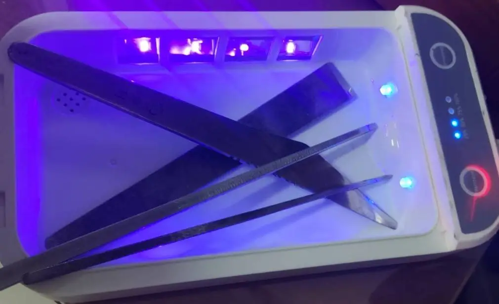 修趾甲與修腳皮工具利用紫外線與酒精雙重消毒,確保顧客安全